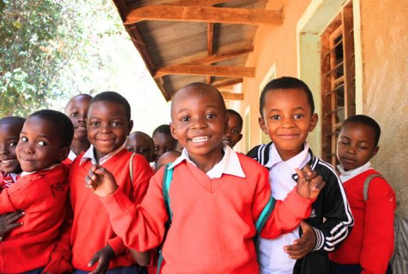 Onderwijs projecten in Tanzania Iringa groepsfoto kinderen