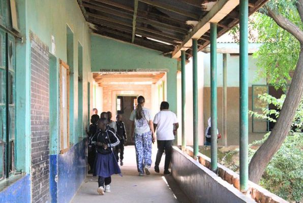 Onderwijs projecten in Tanzania Iringa naar een ander lokaal