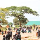 Onderwijs projecten in Tanzania Iringa buiten op school