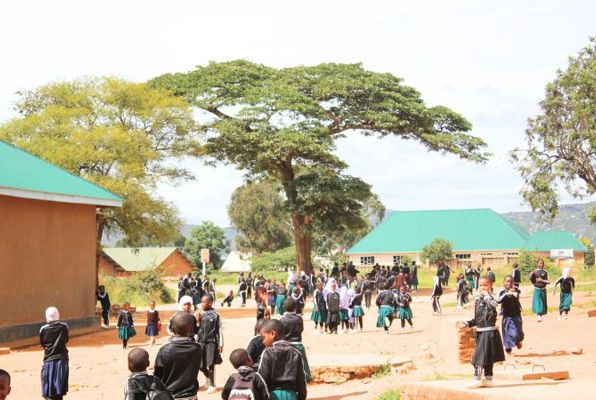 Onderwijs projecten in Tanzania Iringa buiten op school