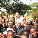 Onderwijs projecten in Tanzania Iringa vrijwilliger bij een boel kinderen