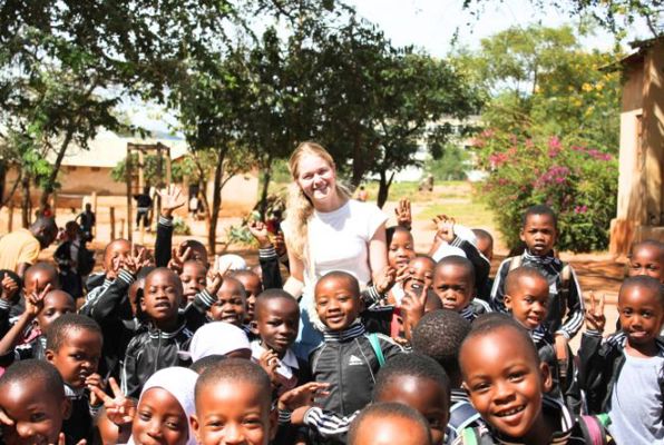 Onderwijs projecten in Tanzania Iringa vrijwilliger bij een boel kinderen