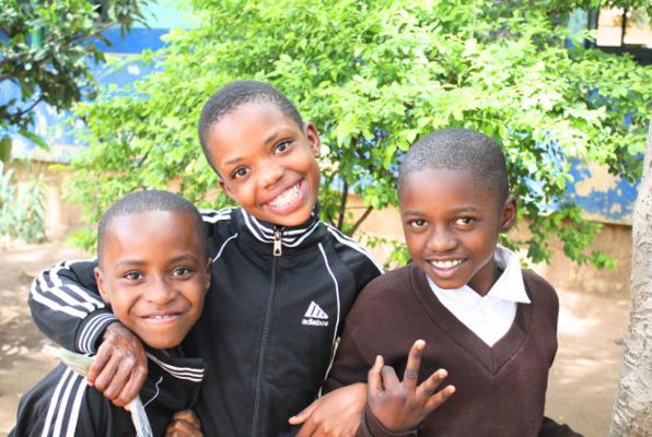 Onderwijs projecten in Tanzania Iringa drie van de kinderen 