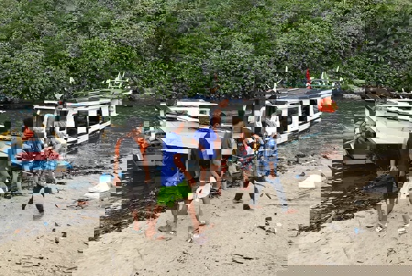 Combinatie project Sumatra met de boot naar het dorp