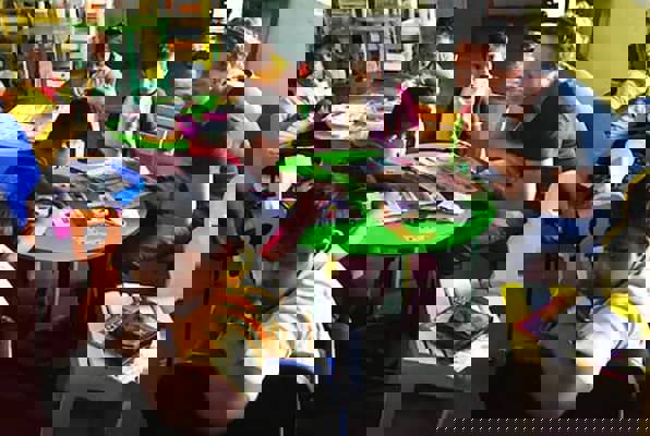 Dagbesteding voor kinderen met een geestelijke beperking meekijken 