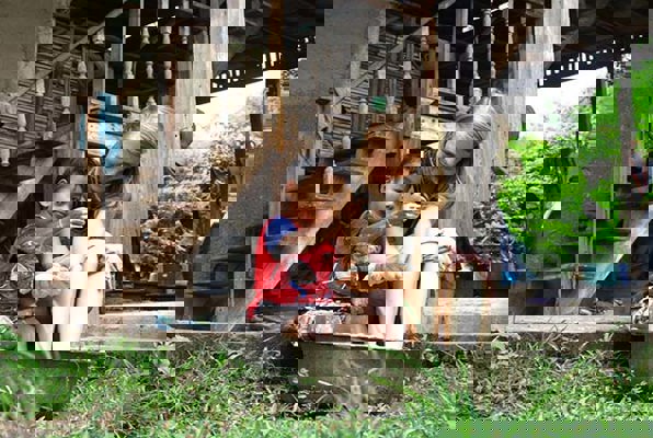 Eco-leer centrum voor Permakultuur en onderwijs in Thailand vrijwilligerswerk met kindje