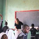 Onderwijs projecten in Tanzania Iringa vrijwilliger aan het werk in de klas
