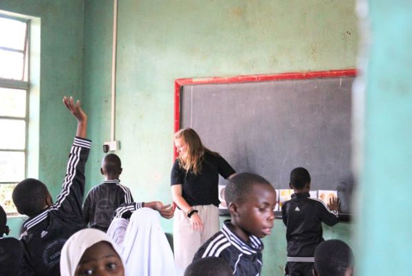 Onderwijs projecten in Tanzania Iringa vrijwilliger aan het werk in de klas