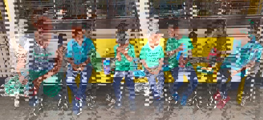 Vrijwilligerswerk Suriname foto met de kinderen