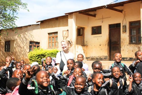 Onderwijs projecten in Tanzania Iringa foto met vrijwilliger en de klas