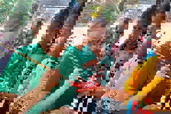 Community project op Bali Aniek aan het werk met kinderen