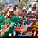 Aniek vrijwilliger op Bali aan het schilderen met de kinderen