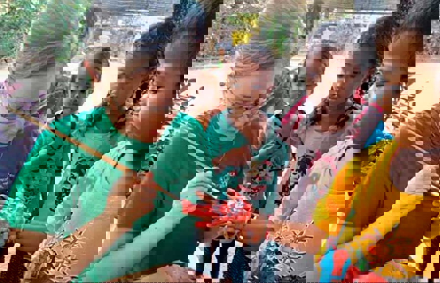 Aniek aan het schilderen