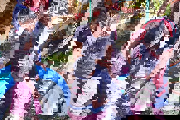 Onderwijs project Sri Lanka mooie foto aan het werk