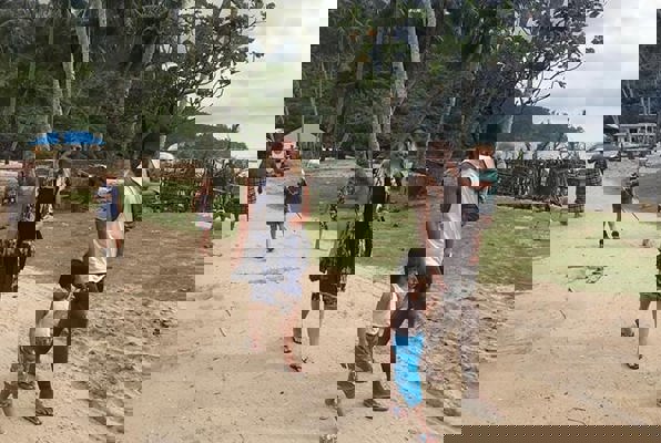 Combinatie project Sumatra met het gezin door het dorpje 