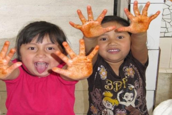 Kinderproject Guatemala vrijwilligerswerk kinderen verven met handen 