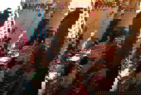 Onderwijs project Sri Lanka Liam aan het tekenen 