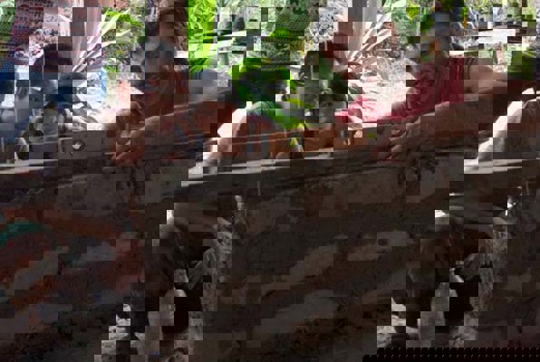 Eco-leer centrum voor Permakultuur en onderwijs in Thailand vrijwilligerswerk muurtje bouwen