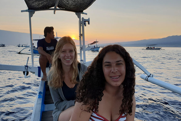 Java en Bali jongerenreis in een bootje