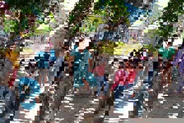 Combinatie project Sumatra in het dorp met de kinderen