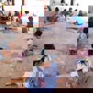 Caroline vrijwilliger Thailand met de kinderen aan het kleuren 