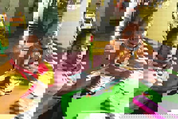 Dagbesteding voor kinderen met een geestelijke beperking aan het kleuren 