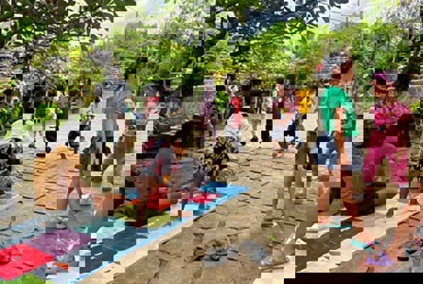 Community project op Bali aan het spelen met kinderen 