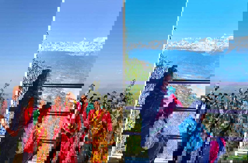 twee vrijwilligers aan het werk in Nepal