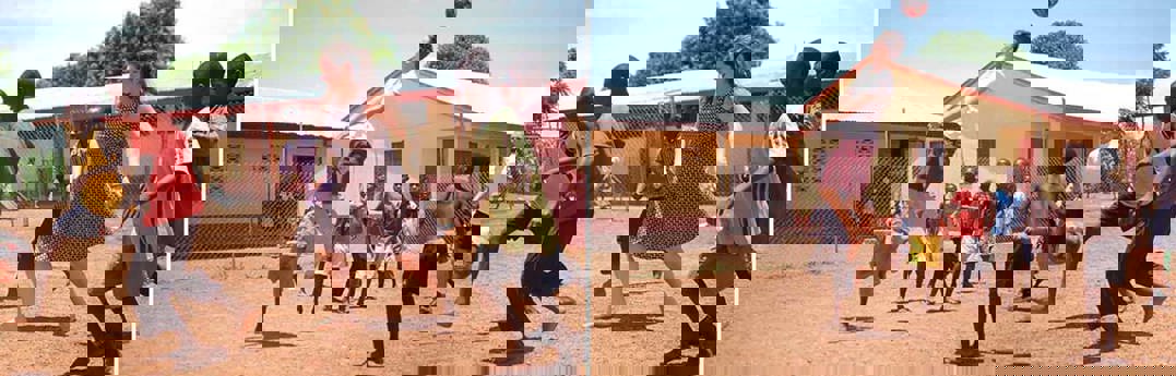 Vrijwilligerswerk Ghana Kidz Active Sport aan het voetballen